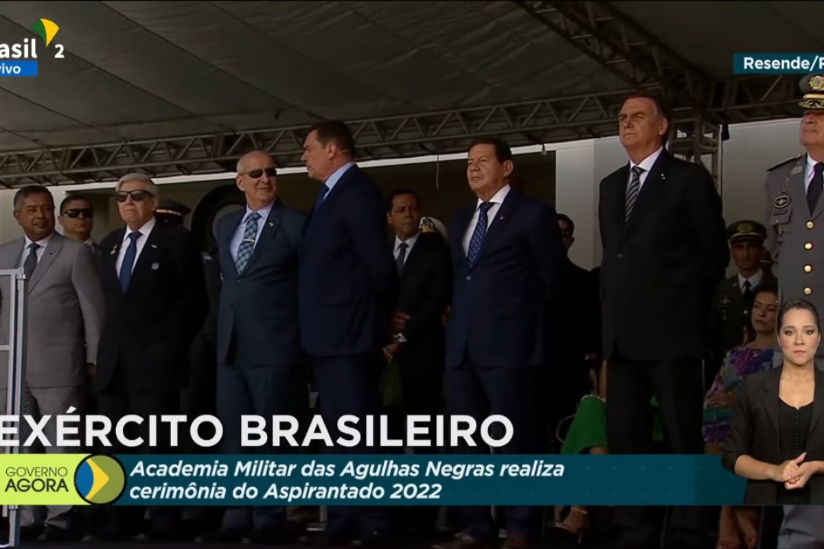 Vídeo: Bolsonaro participa de cerimônia militar no Rio de Janeiro neste sábado (26)