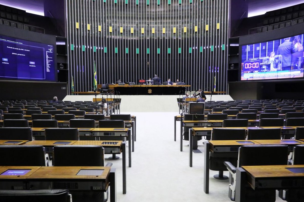 Câmara pode votar MP que permite participação privada na exploração de minério na terça (29)