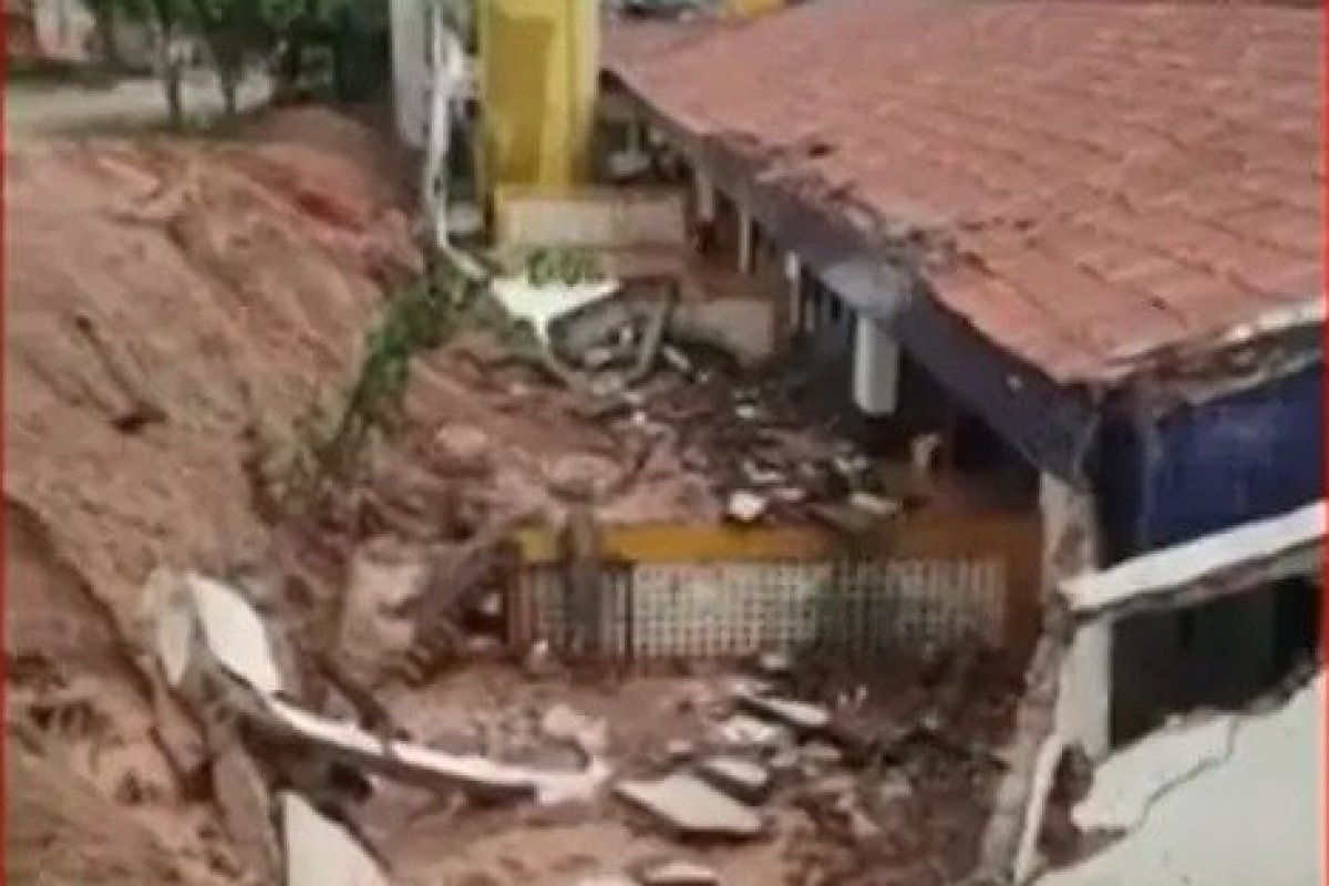 Bahia: após forte chuva, parte do muro de uma creche caiu em Correntina