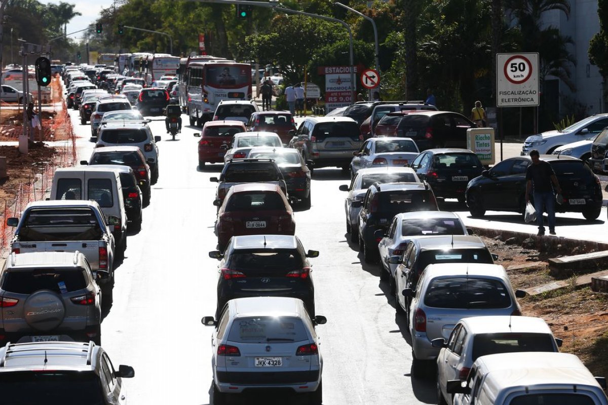 Donos de veículos com placas de finais 9 e 0 têm até próxima semana para pagar IPVA