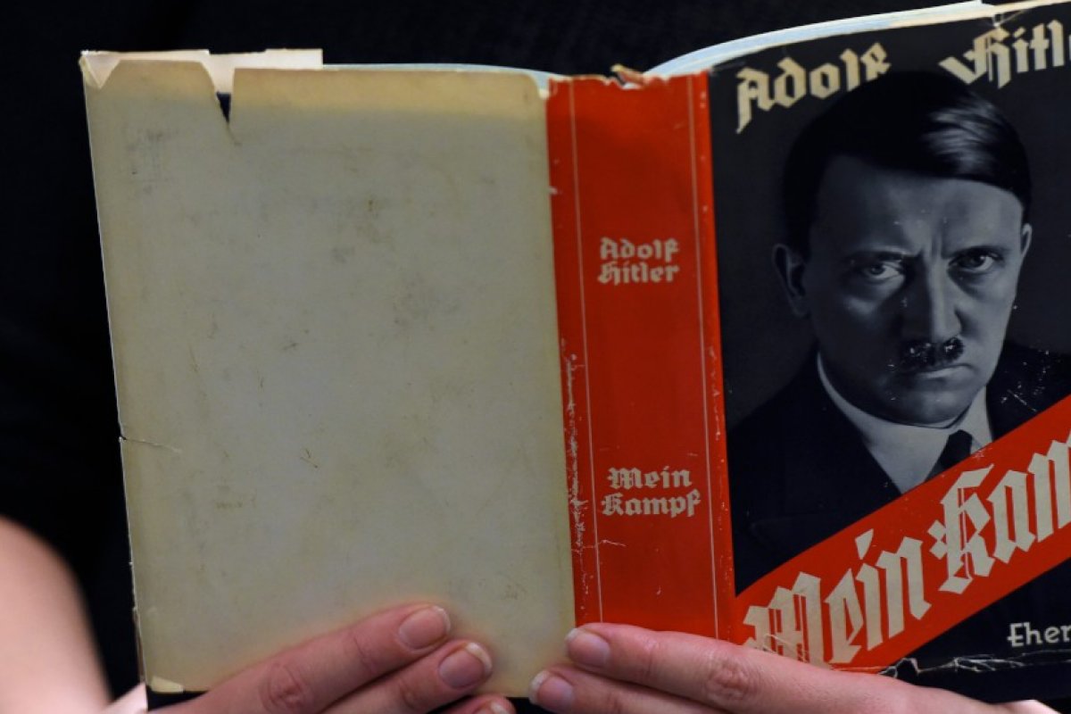 Livro escrito por Hitler é leiloado por 130 mil euros na Alemanha
