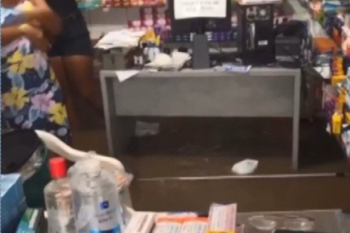 Chuvas causam alagamentos em Alagoinhas e outras cidades baianas; unidade de saúde é atingida