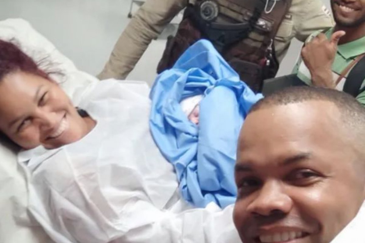Com ajuda de PMs, Mulher dá à luz no meio de rodovia na Região Metropolitana de Salvador