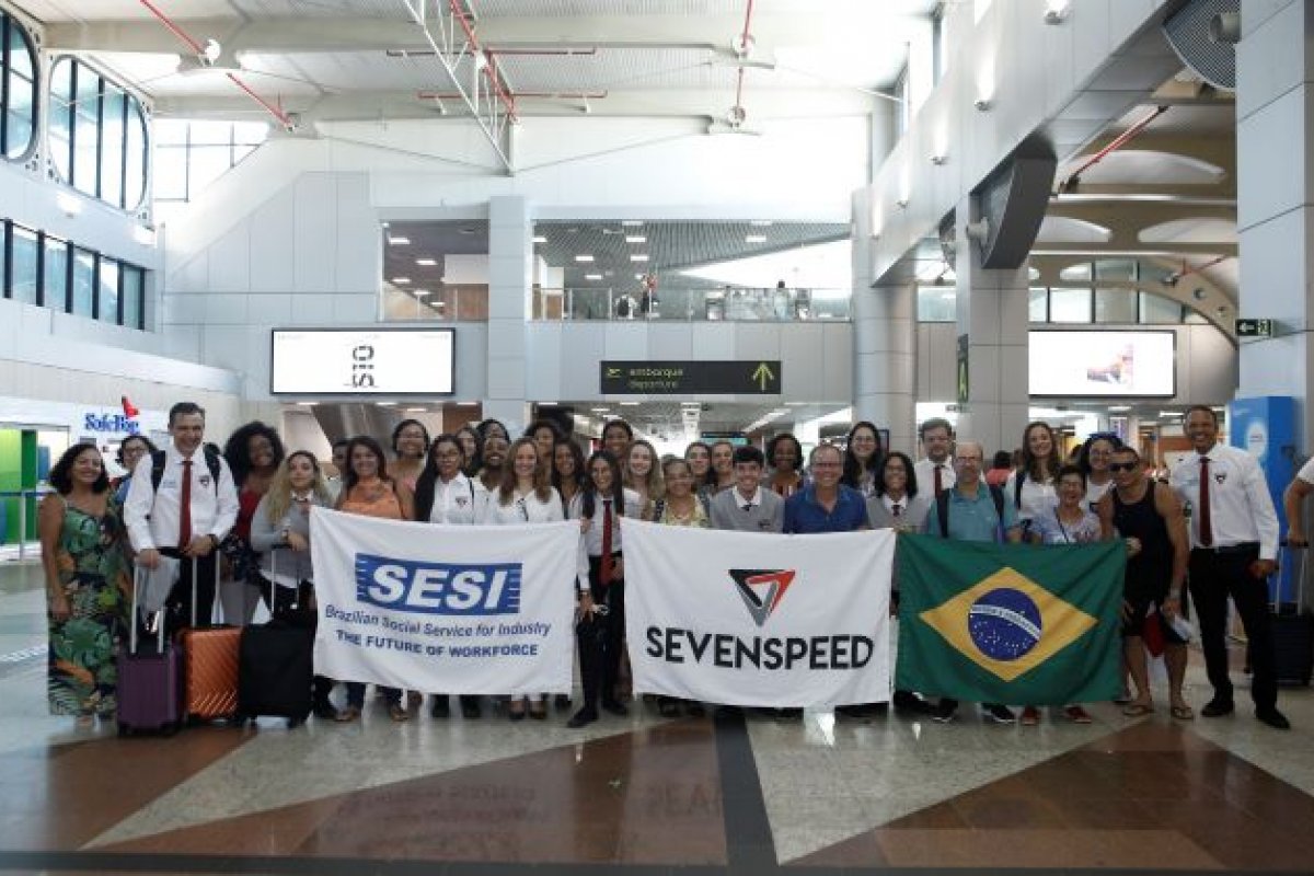 Estudantes baianos embarcam para os Emirados Árabes, onde participam de torneio de robótica