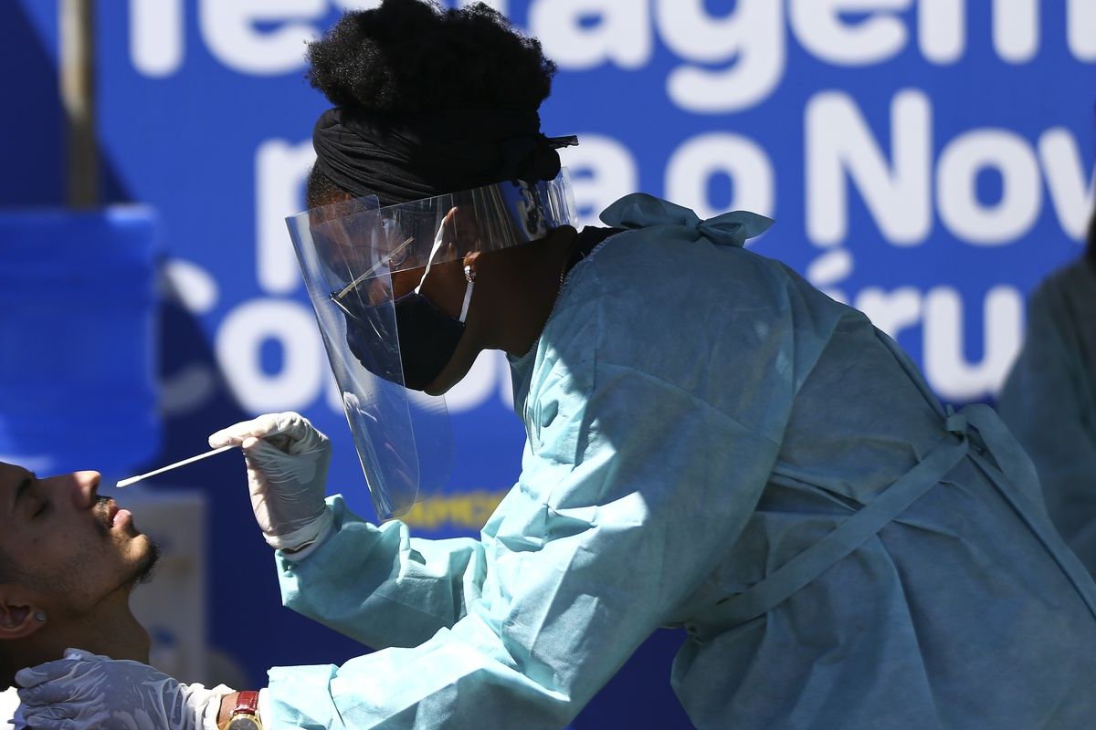 Aumento de casos de Covid-19 no Brasil é influenciado pela variante Ômicron, diz pesquisador