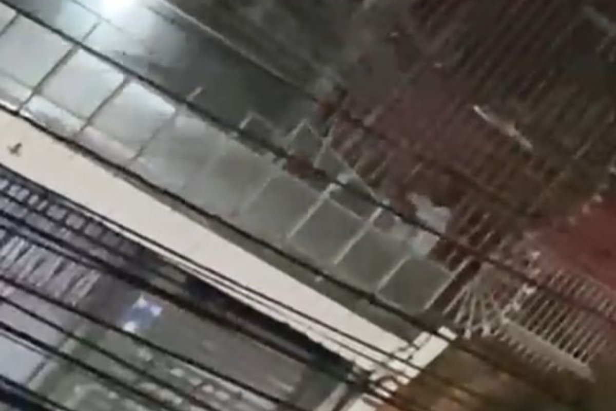 Vídeo: homens são flagrados furtando esquadrias de alumínio no bairro do Canela, em Salvador