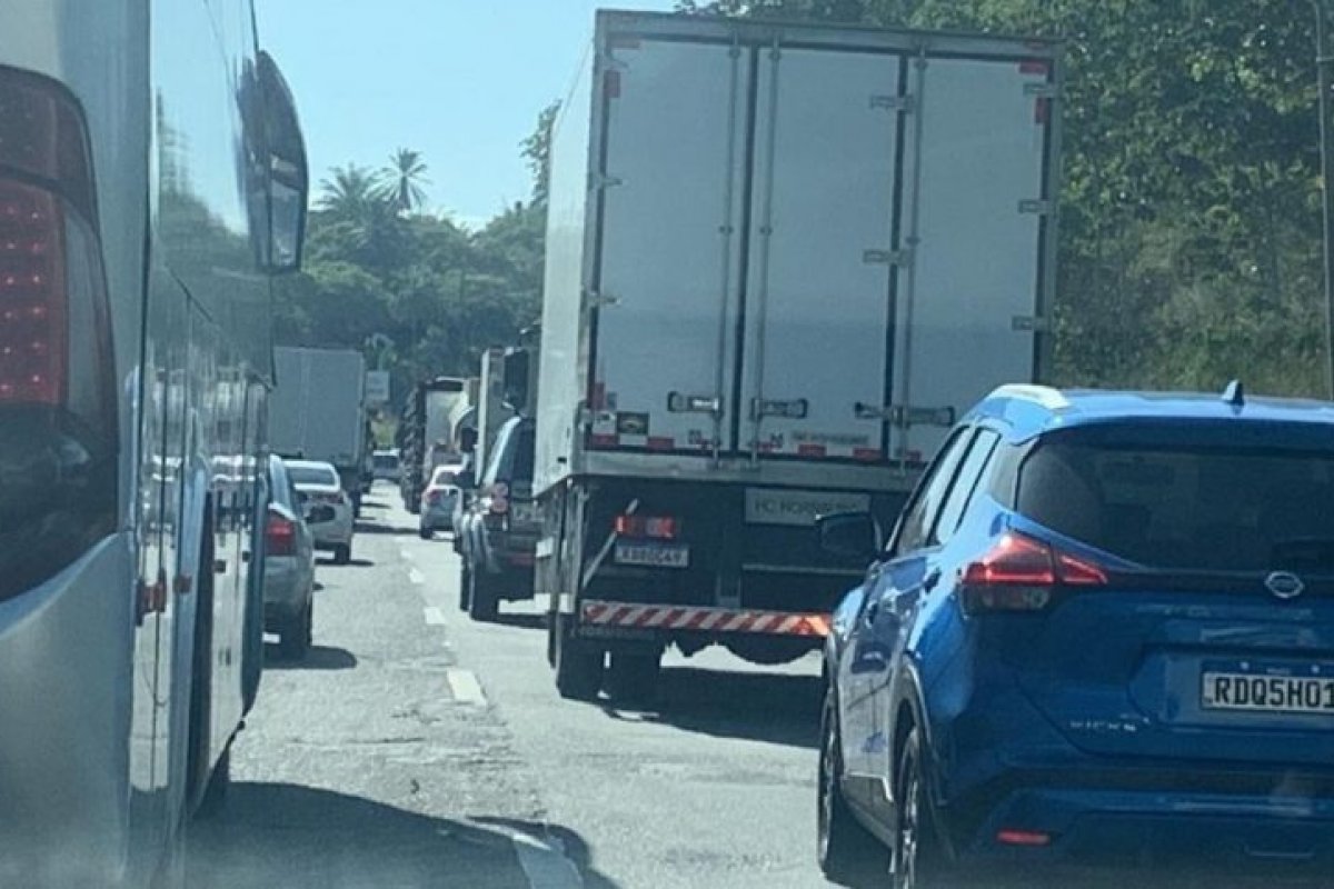 Acidente envolvendo carreta carregada de combustível gera congestionamento na BR-324