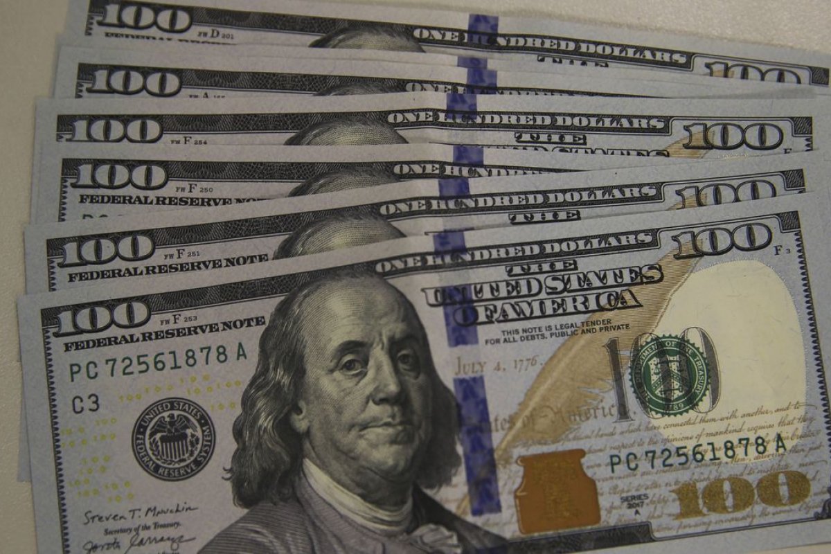 Ibovespa apresenta pouca variação com exterior desfavorável e atenção em PEC; dólar cai