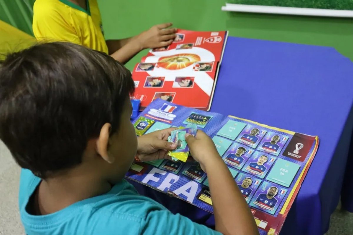 Espaço de troca e venda de figurinhas da Copa é aberto em Lauro de Freitas