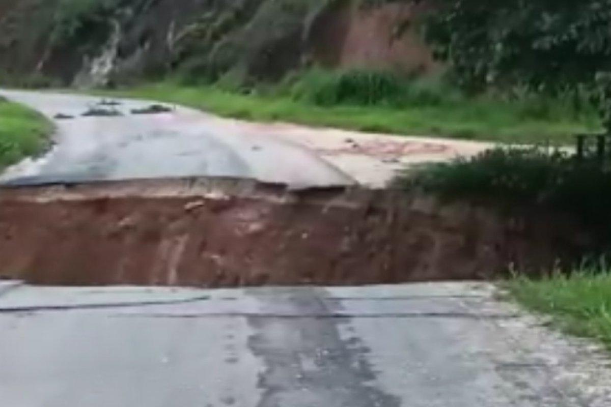 Após chuvas, cratera divide pista em dois em estrada do extremo-sul da Bahia