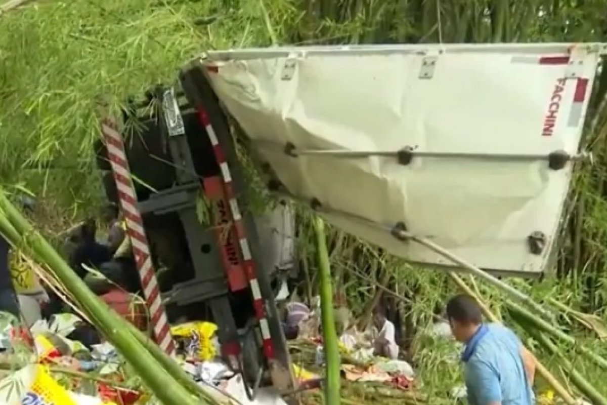 Motorista de caminhão fica ferido após veículo cair de ribanceira na BR-415, sul da Bahia