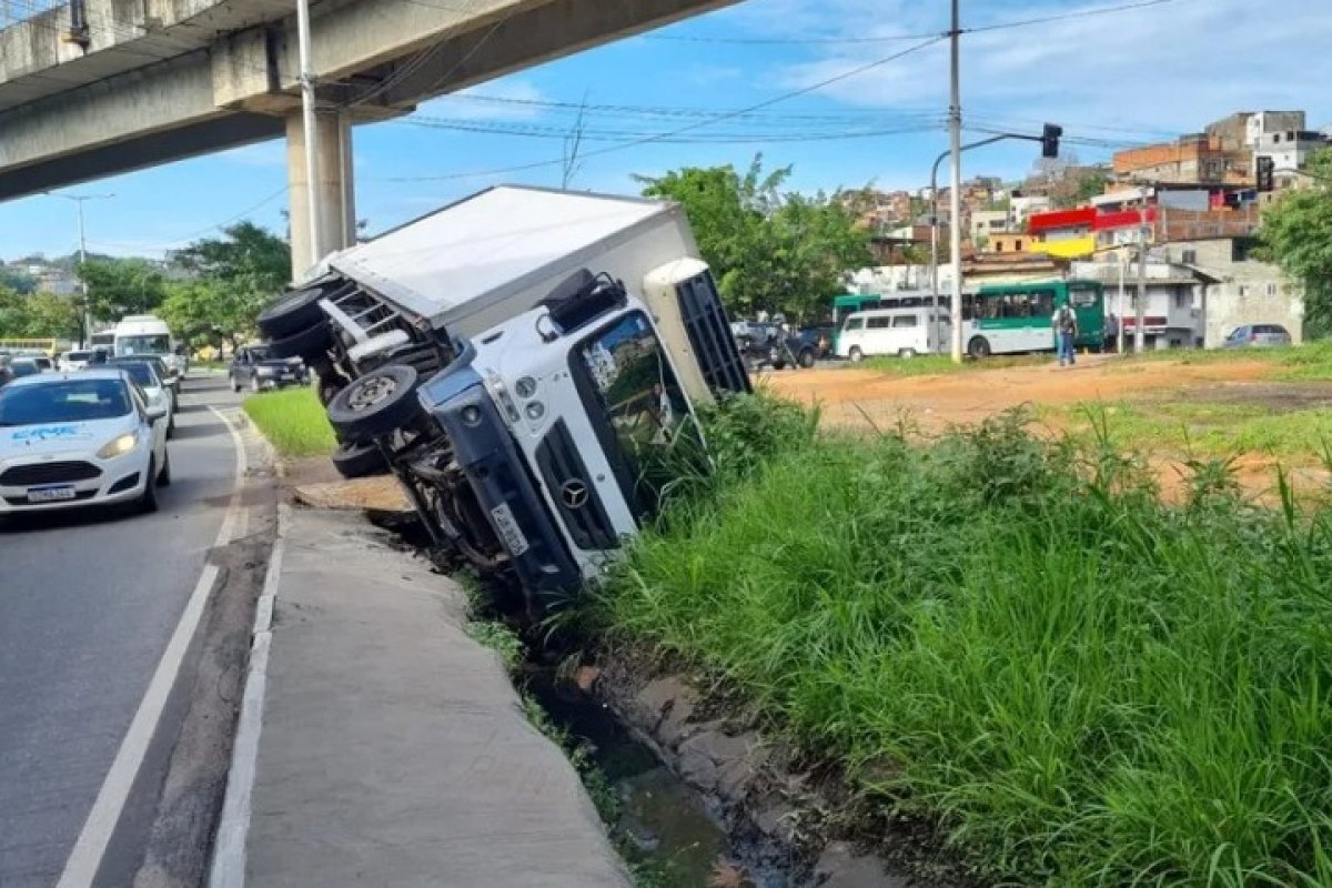 Caminhão tomba em bairro de Salvador e deixa trânsito congestionado