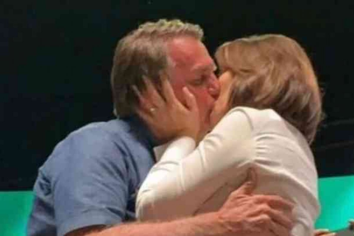 “Te amo, príncipe”, diz Michelle em comemoração aos seus 15 anos de casada com Bolsonaro