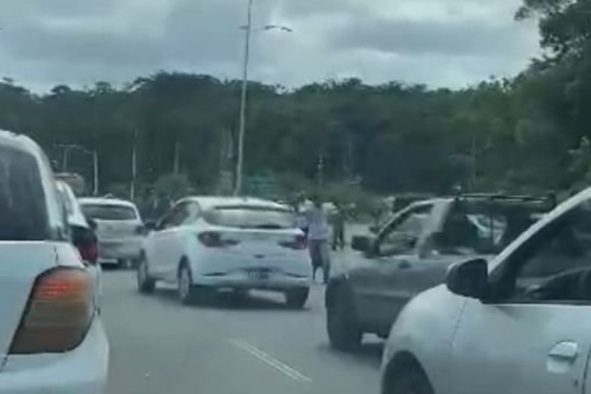 Manifestantes bloqueiam Av. 29 de Março, em Salvador, e pedem melhorias nas vias