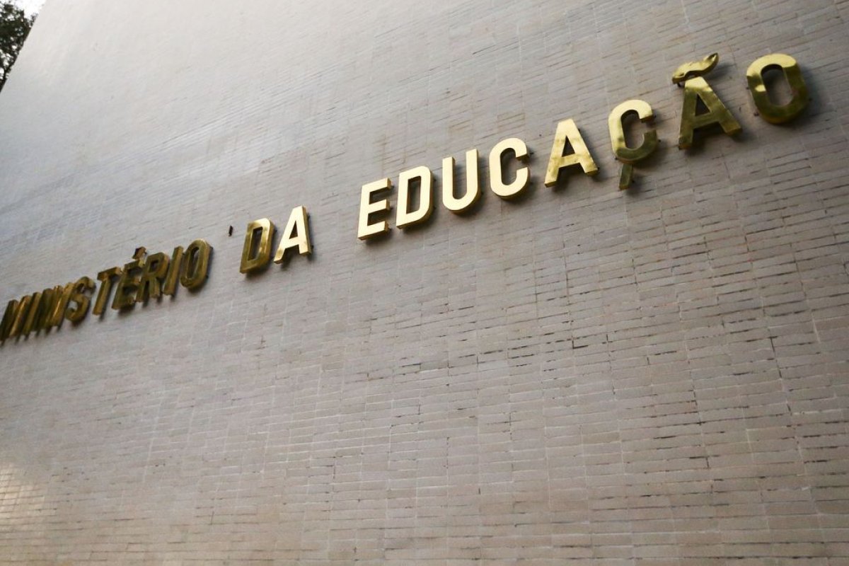 MEC bloqueia R$ 244 milhões do orçamento das universidades federais, diz Andifes