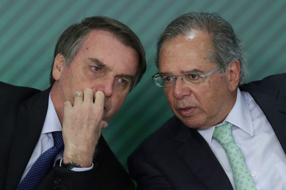 Bolsonaro atribui a Paulo Guedes responsabilidade de liberar emendas a deputados que votaram Previdência