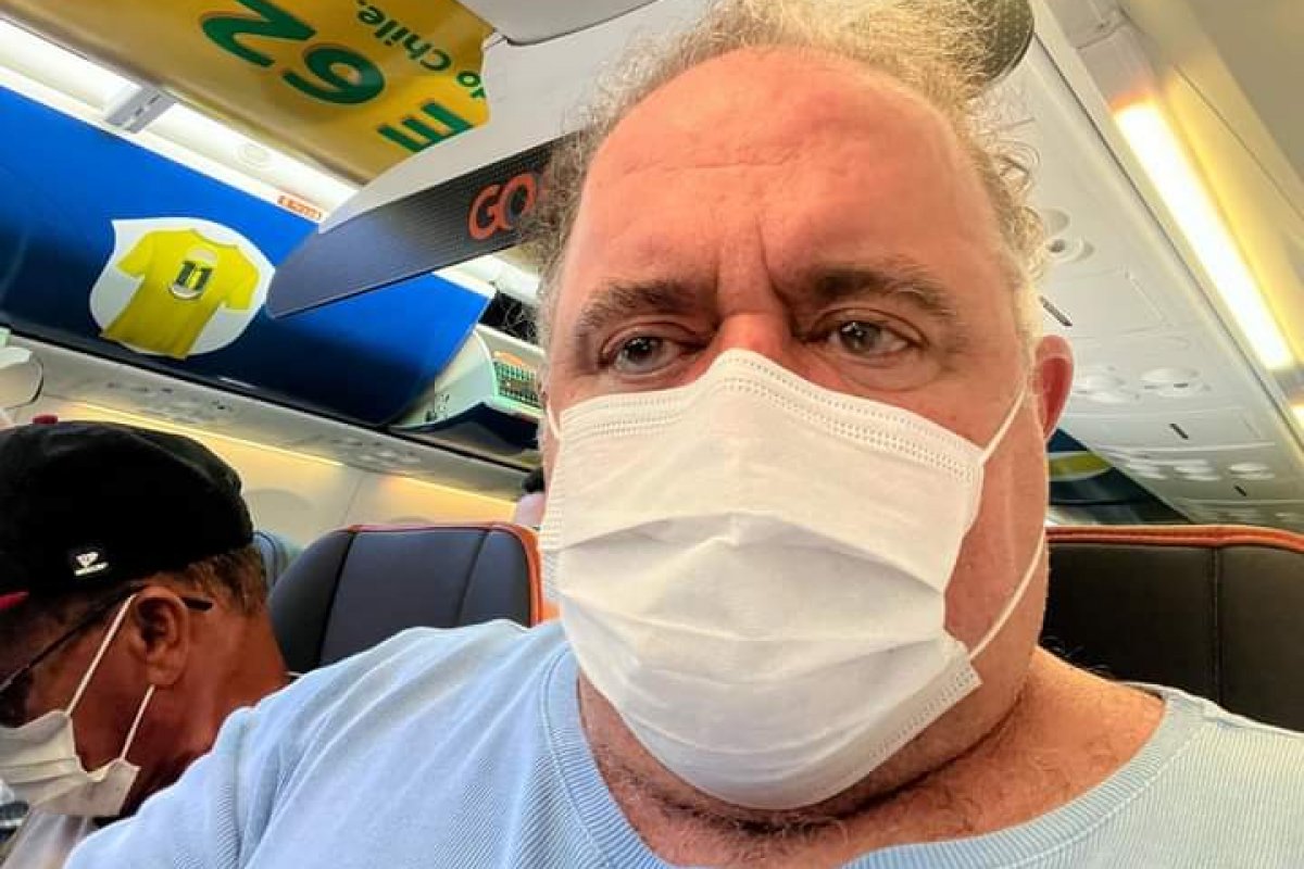Leo Jaime reclama de voo lotado e dos preços das passagens e seguidores criticam o cantor: "Faz o L"