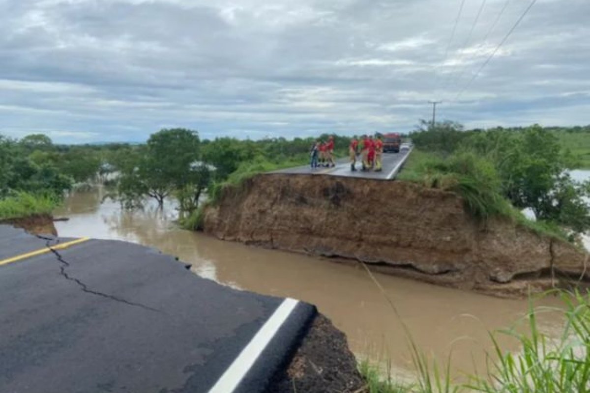 Após fortes chuvas, três carros são 'engolidos' por cratera na rodovia SE-290, em Sergipe