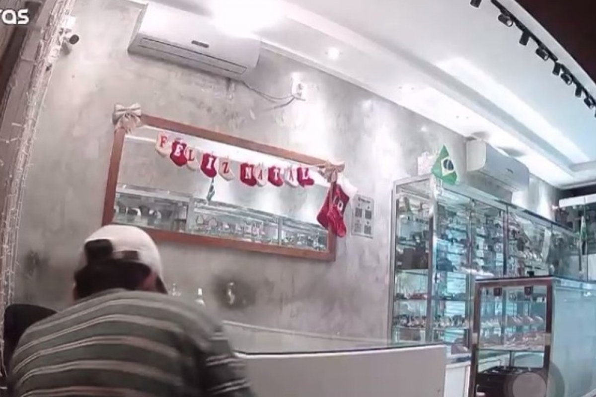 Relojoaria é arrombada e 70 relógios são roubados em Conceição do Coité (BA)