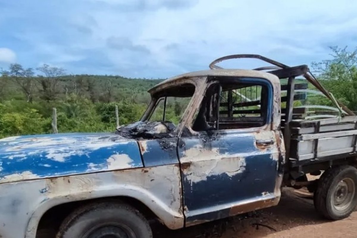 Homem é encontrado morto ao lado de carreta incendiada em Nova Itarana, na Bahia