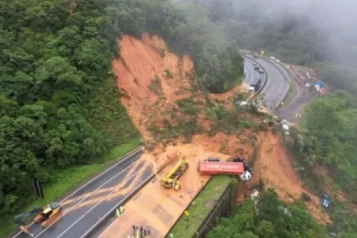 Deslizamento no PR pode ter soterrado entre 30 e 50 pessoas, estima Corpo de Bombeiros