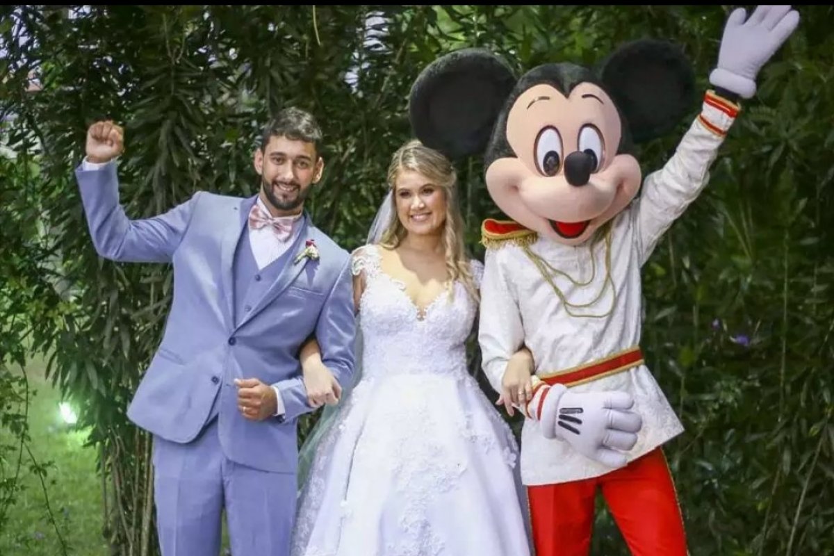 Apaixonada pelo mundo da Disney, noiva ganha Mickey como pajem em casamento