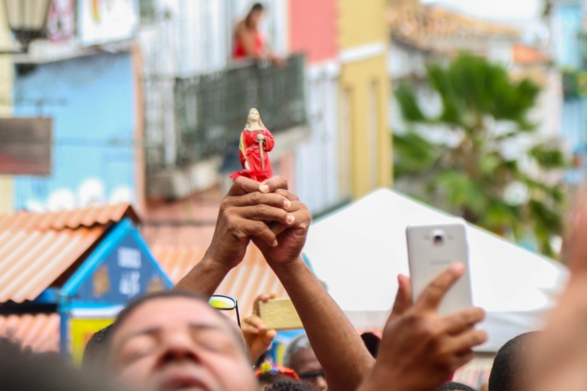 Devotos homenageiam Santa Bárbara no Centro Histórico de Salvador