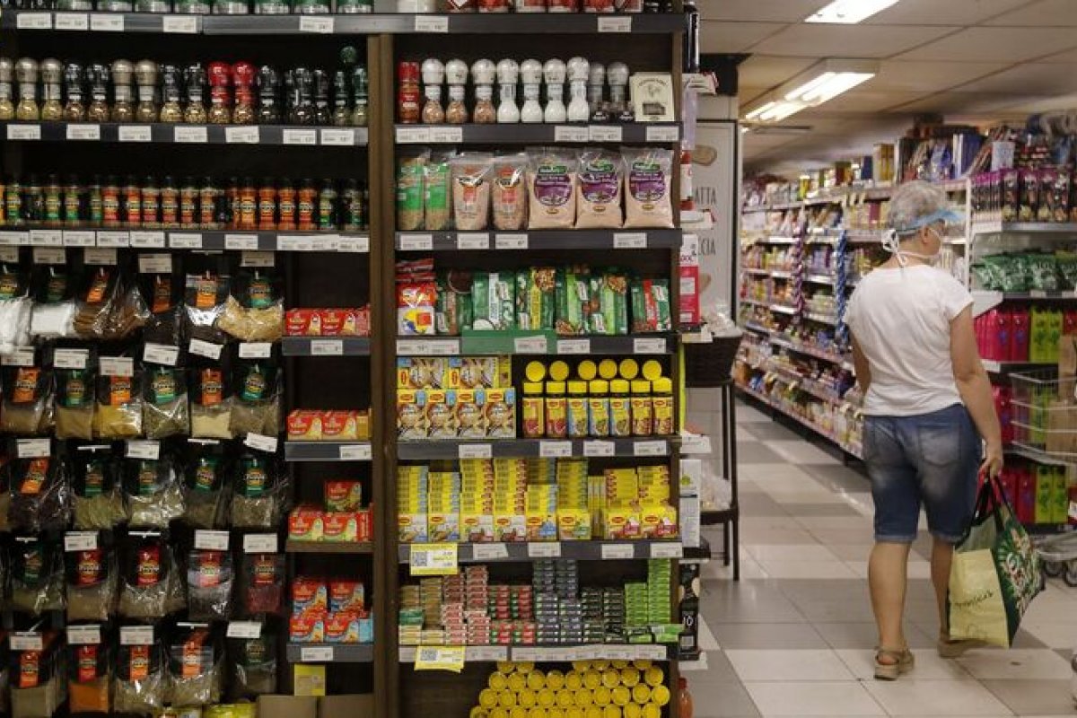 Crise reduz poder de compra da classe média e atinge famílias de baixa renda, diz relatório