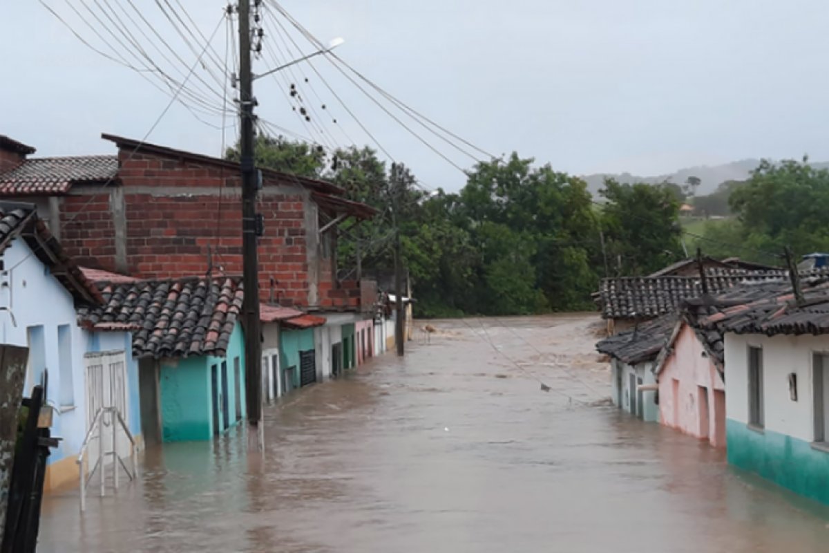 229 pessoas estão desabrigadas e 3.696 desalojadas por causa das chuvas que atingem a Bahia