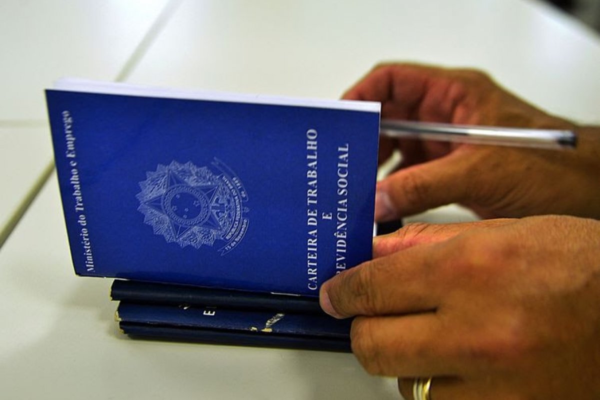 Desemprego segue em queda e chega a 8,3% em outubro