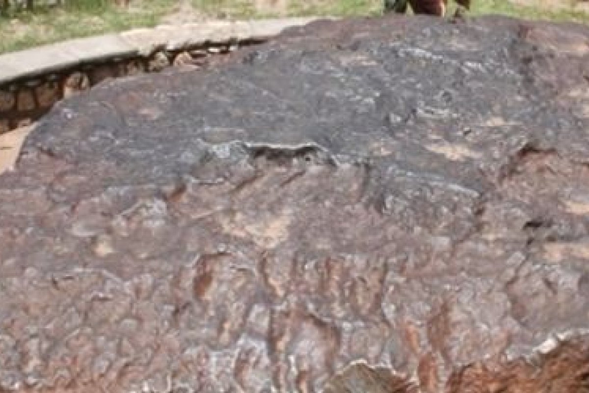 Pesquisadores identificam dois minerais 'nunca achados na natureza' em meteorito de 15 toneladas