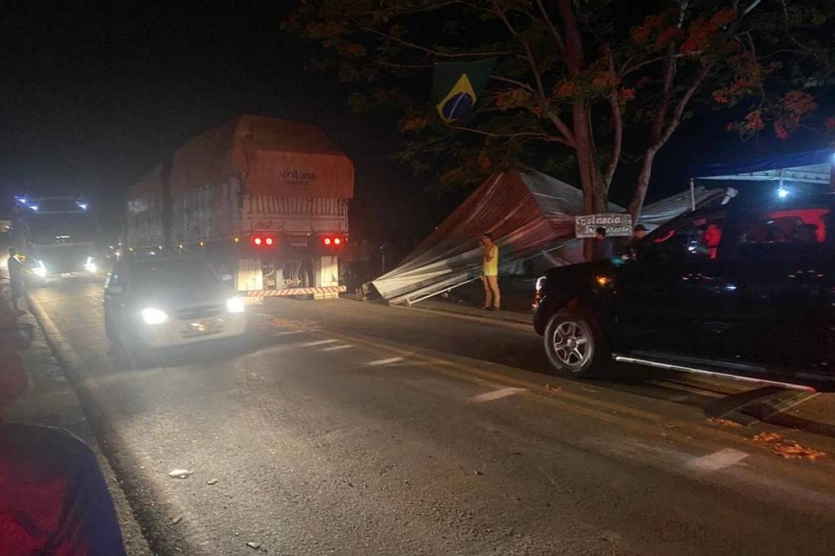 Caminhão avança sobre acampamento bolsonarista na BR-364 e atropela uma pessoa