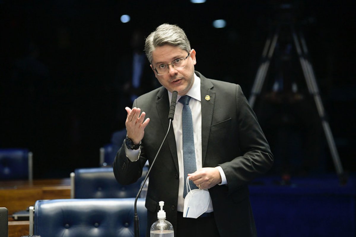 PEC da Transição: Alessandro Vieira afirma que Lula está “queimando capital político” 