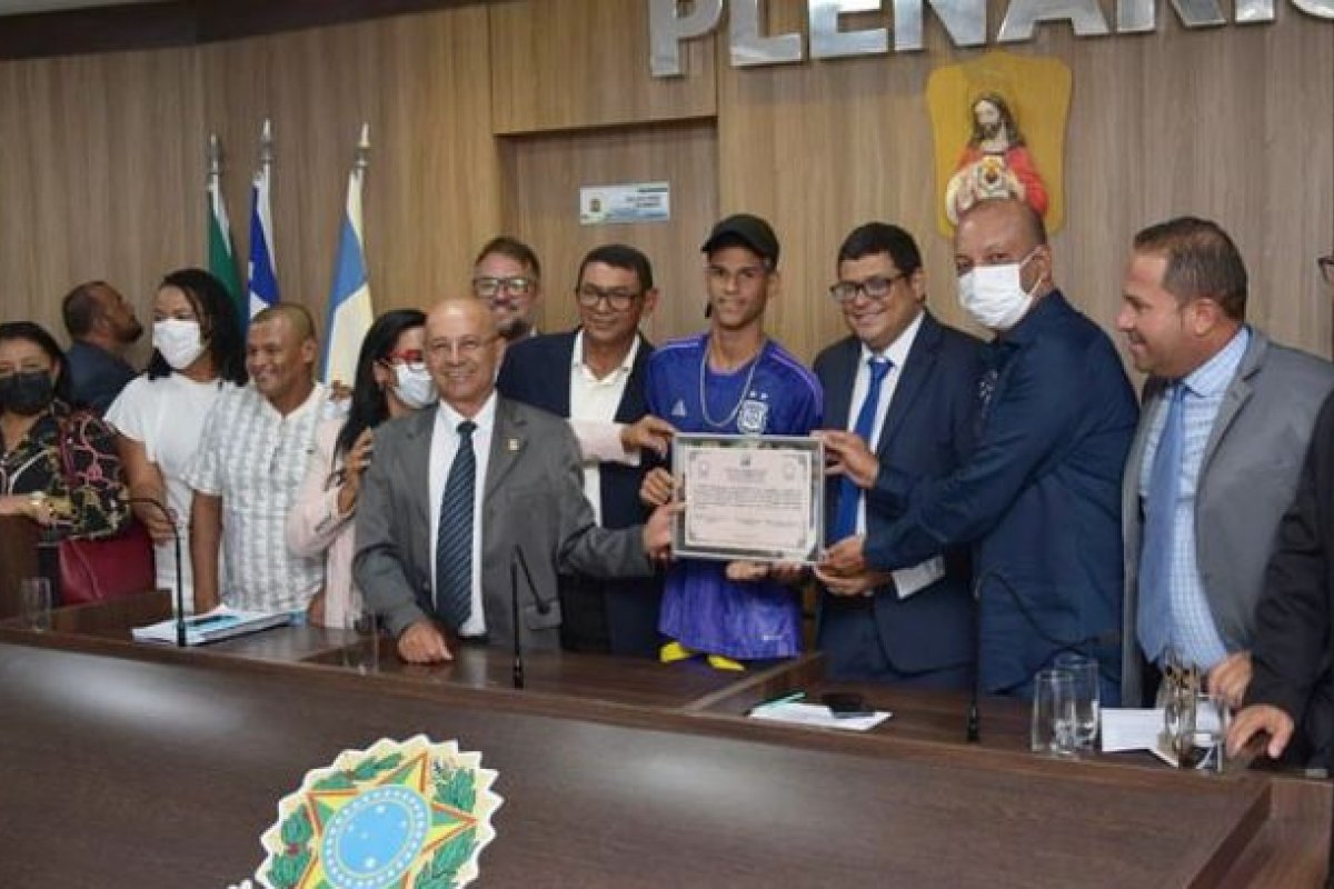 Luva de Pedreiro recebe título de cidadão benemérito na cidade que nasceu na Bahia