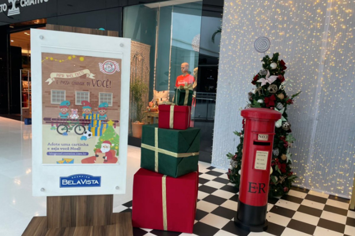 Ponto de adoção de cartinhas do Papai Noel dos Correios funciona em shopping de Salvador
