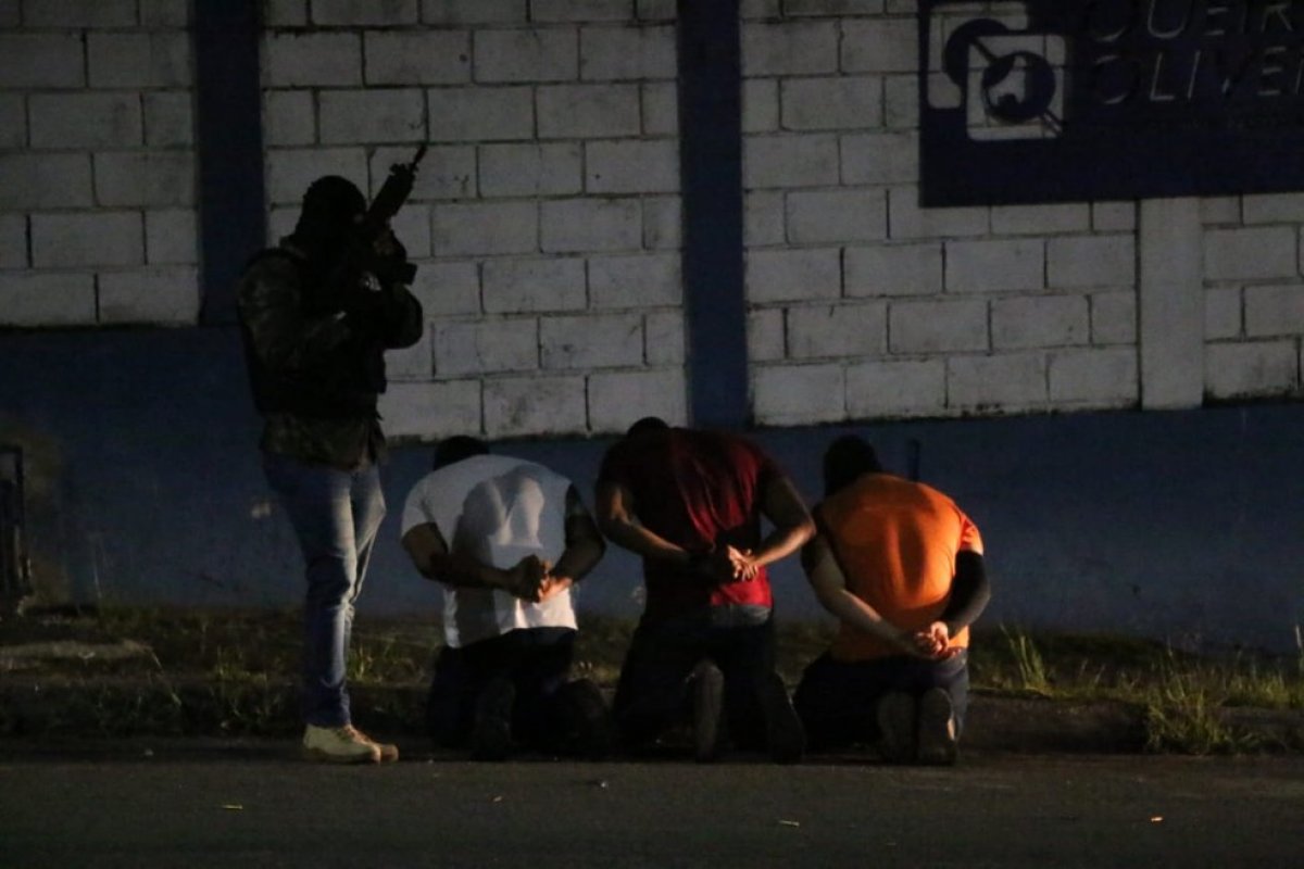 Polícia Militar realiza simulação de roubo a banco em Salvador