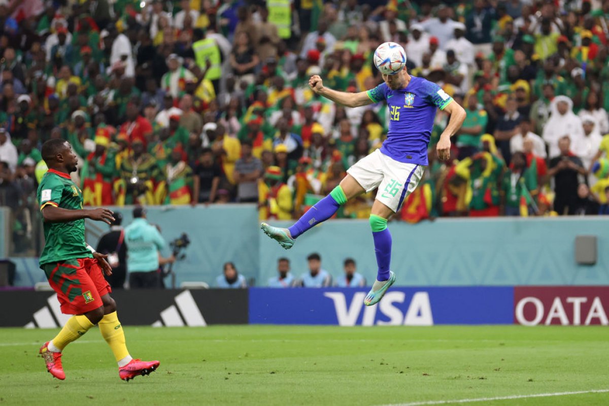 Com time reserva, Brasil perde para Camarões e pega Coreia do Sul nas oitavas