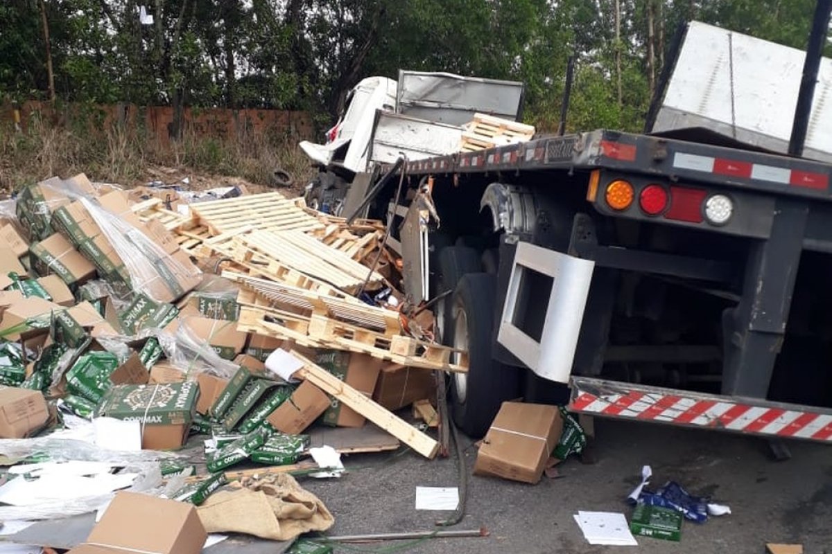 Motorista perde controle da carreta, bate em outra e deixa casal ferido na BR 101