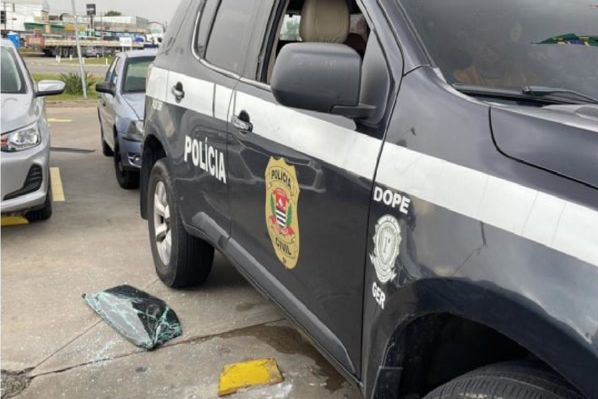 Ladrões quebram vidro de viatura e furtam fuzil e pistola de policiais em São Paulo