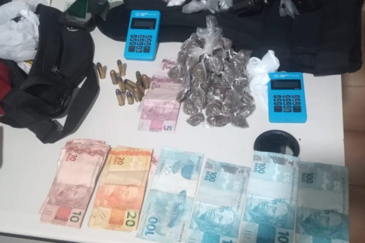 Homem e mulher são presos após assalto a ônibus no interior da Bahia