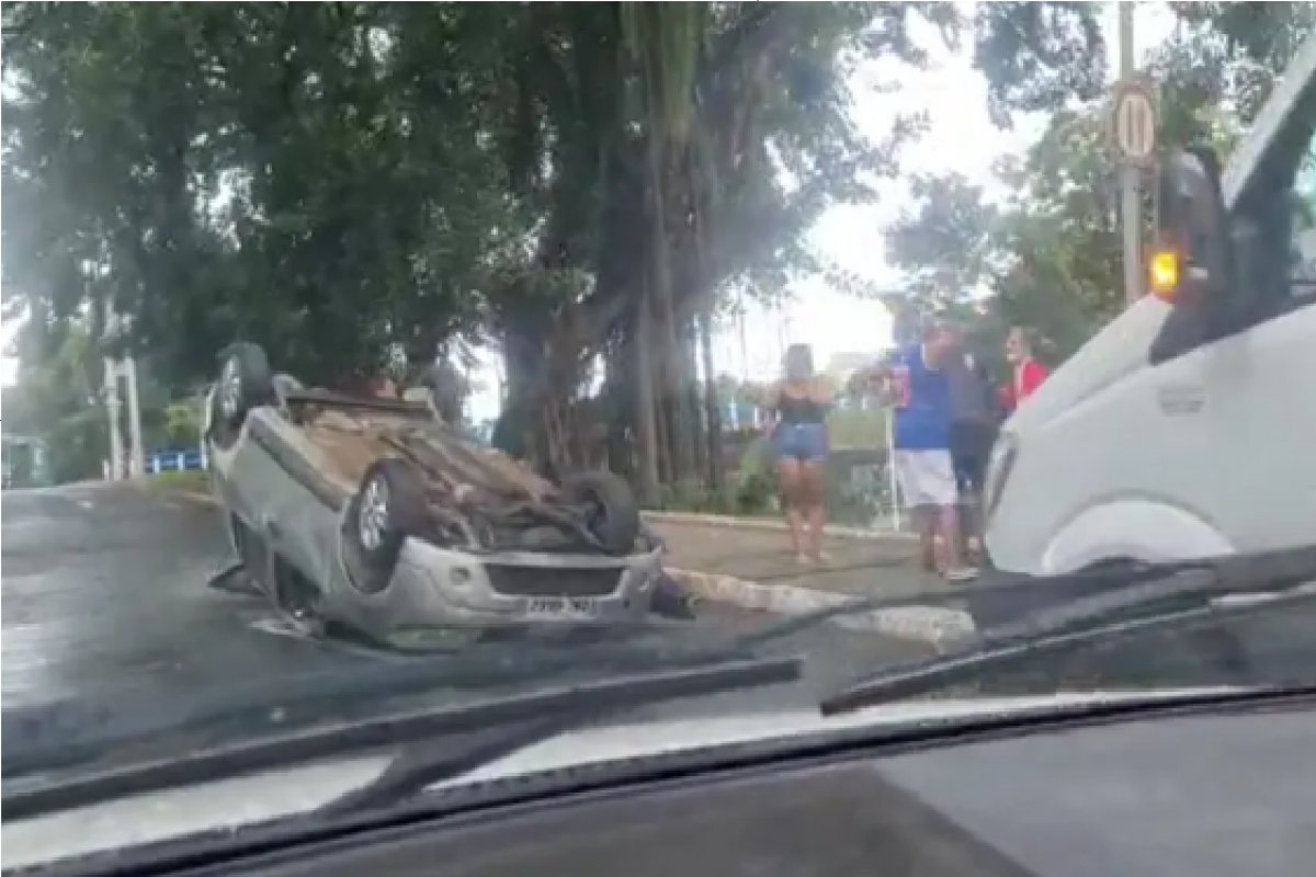Salvador: veículo capota em ladeira de acesso ao bairro Federação após motorista perder controle