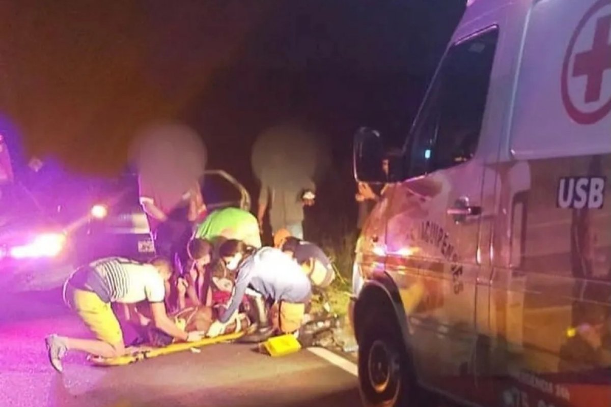 Dois homens ficaram feridos após moto colidir com vaca na BA-120