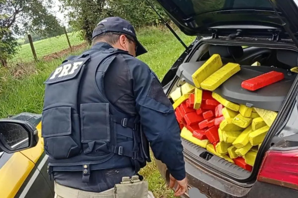 PRF apreende grande quantidade de entorpecente em um veículo roubado no interior de SP
