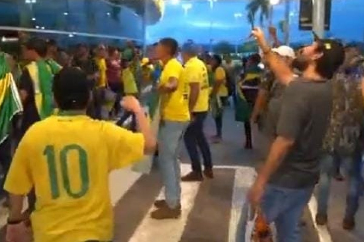 Vídeo: Sob gritos de "ei Xandão, vai sair no camburão", indígenas participam de protesto em shopping no Distrito Federal