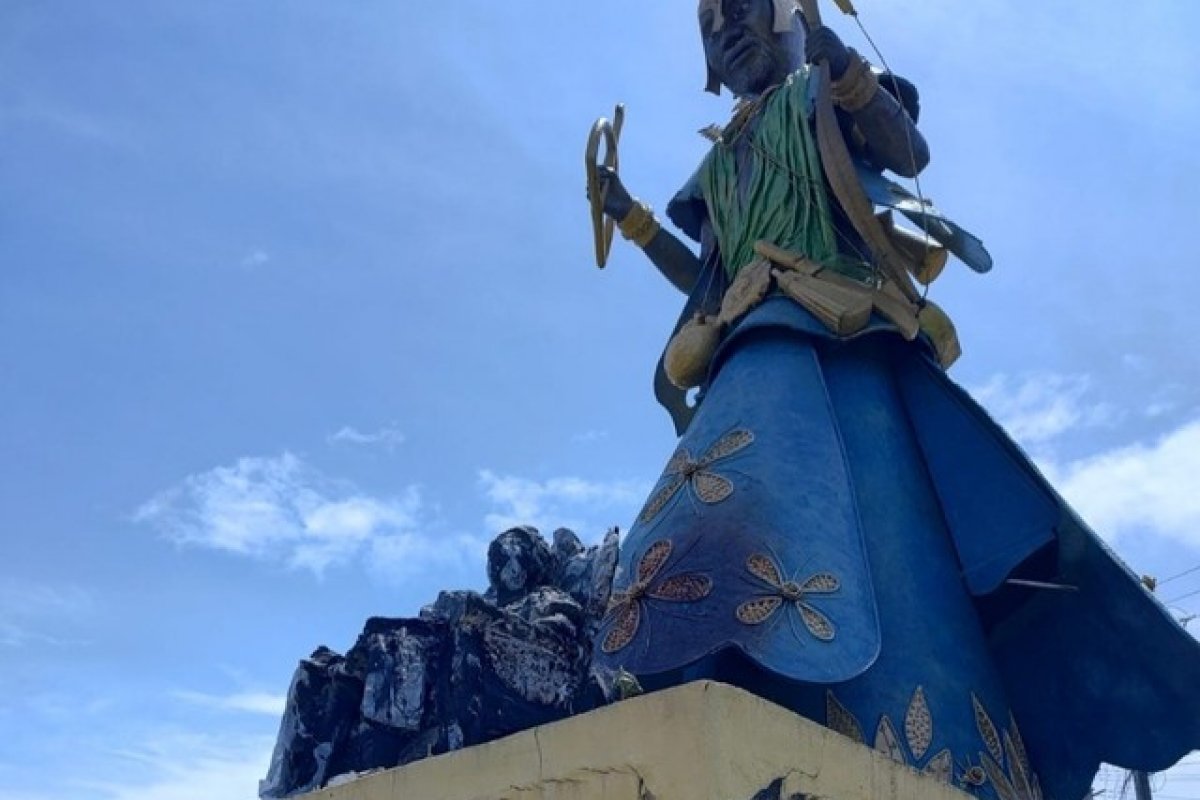 Vídeo: Escultura de Mãe Stella de Oxóssi é incendiada neste domingo (4)