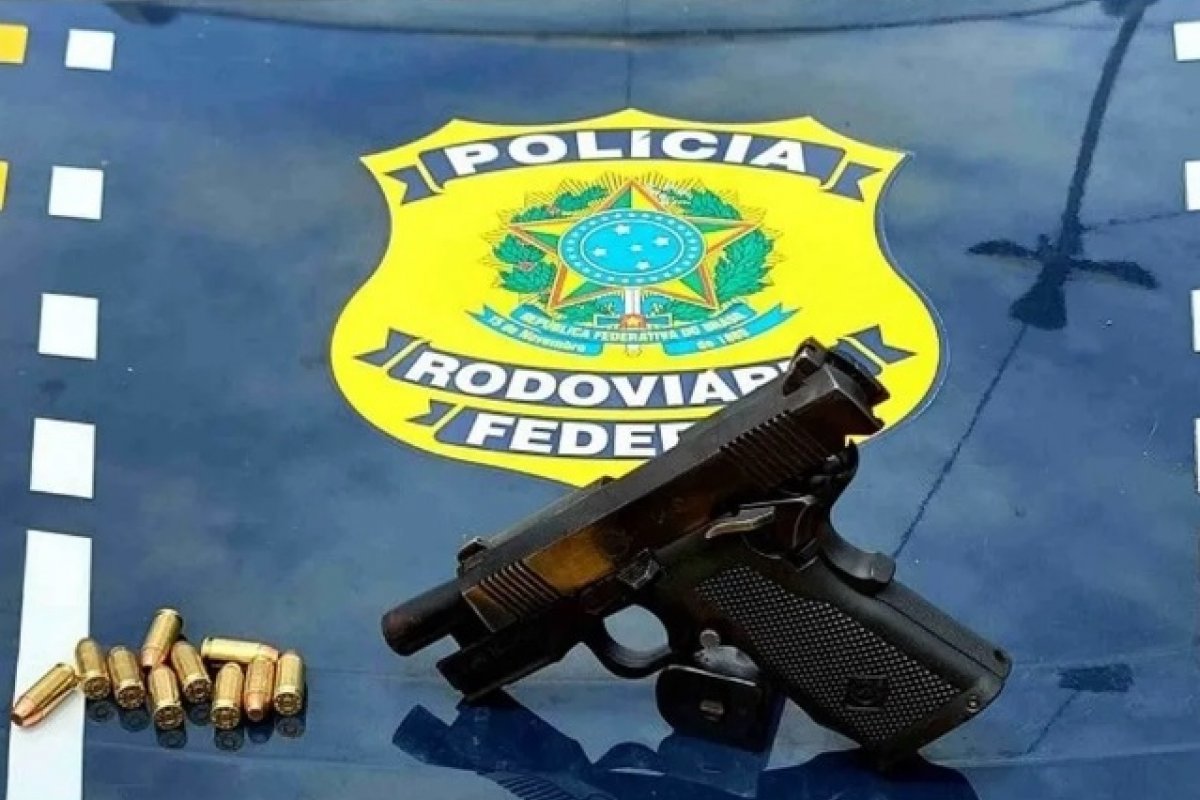 Motorista de caminhonete de luxo é preso com pistola e munição na BR-135