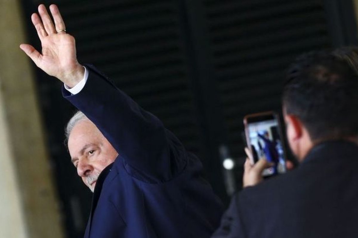 Após exames em SP, Lula desembarca em Brasília