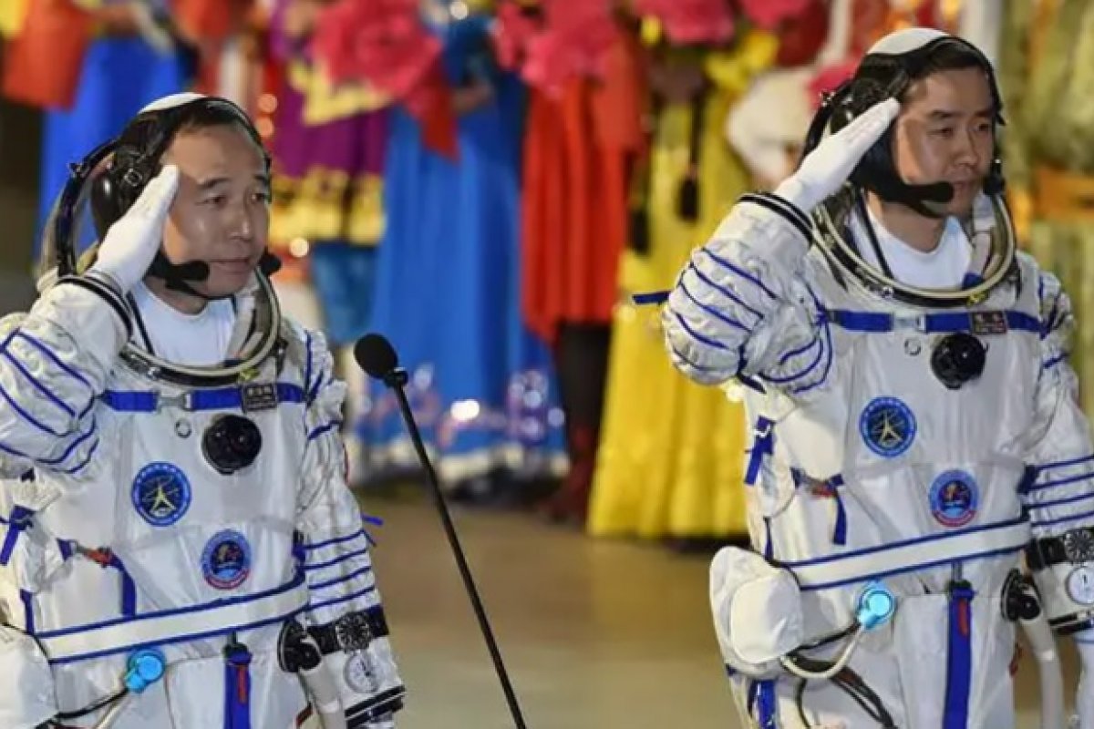 Astronautas chineses voltam à Terra depois de 6 meses no espaço