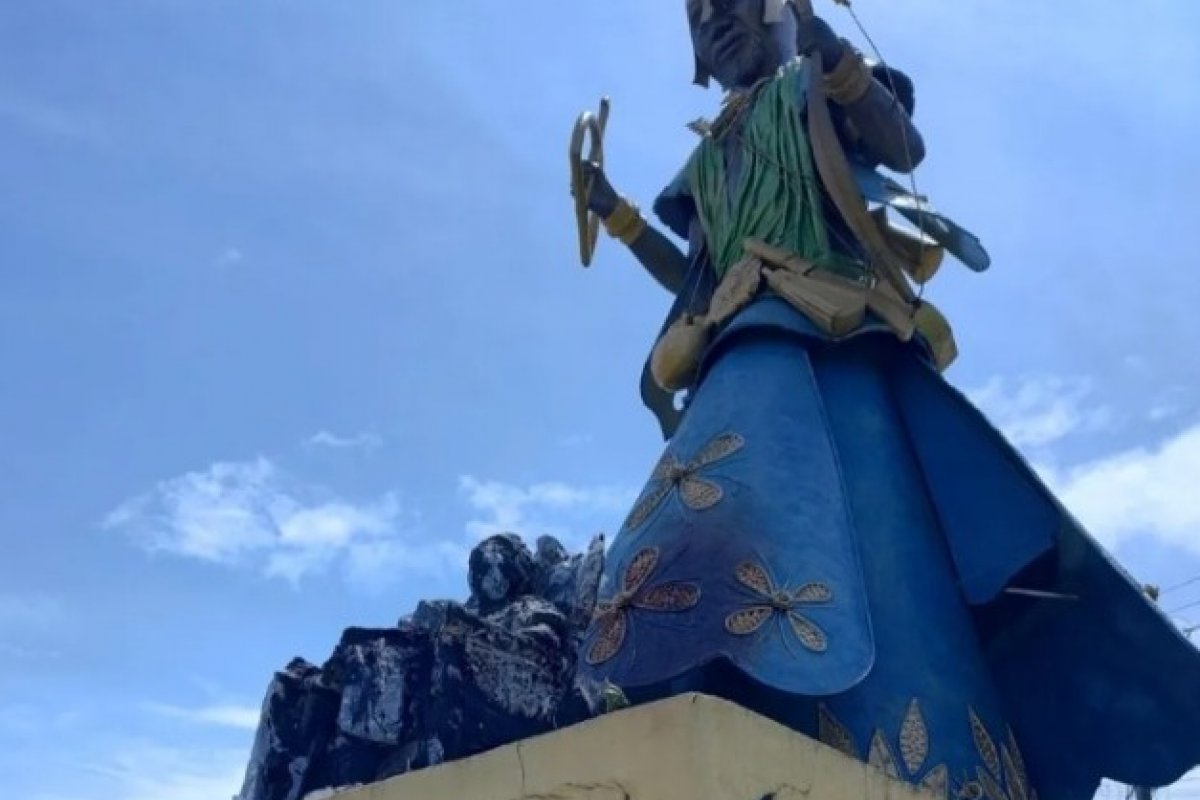 Escultura de Mãe Stella de Oxóssi é removida após ser alvo de incêndio em Salvador