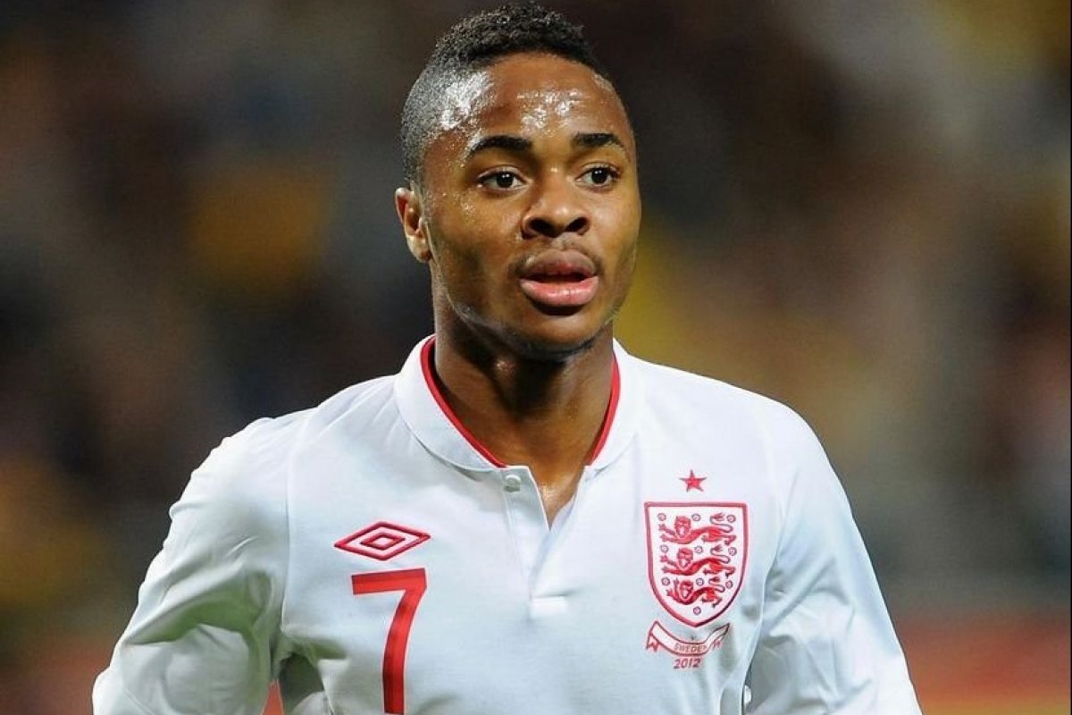 Sterling tem casa invadida e desfalca seleção no Catar após retornar para a Inglaterra